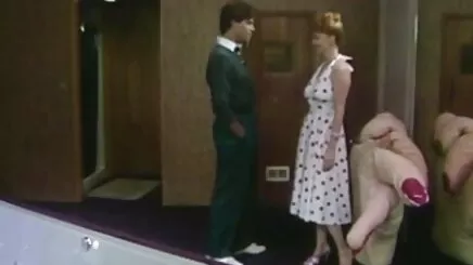 Sarışın bir sandalyede rahatlatıcı, ağız hızlı ve derin sahin k sekreter porno