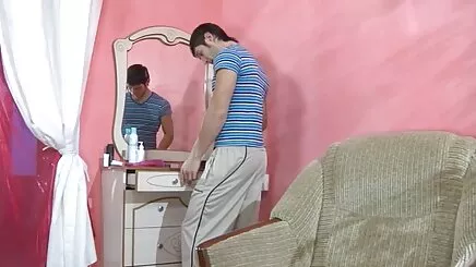 Yatakta iken kız arkadaşının amatör sekreter porno ayakları